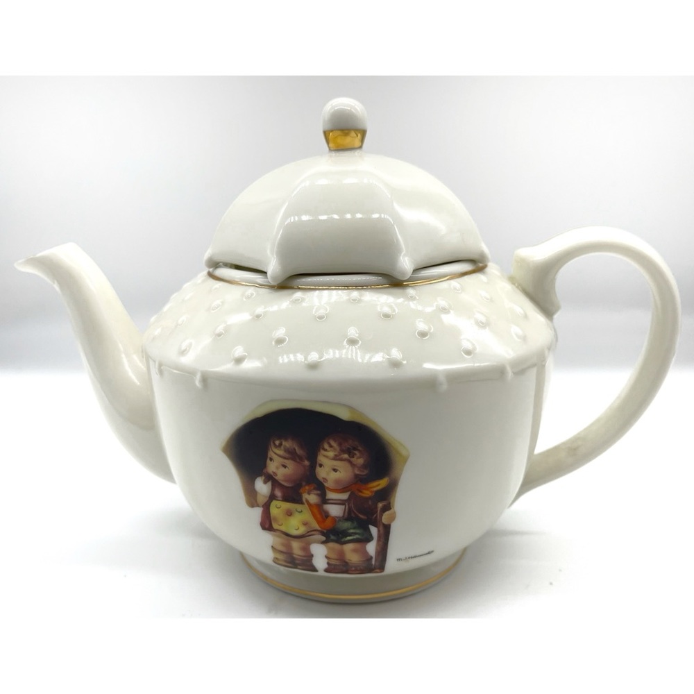 M.J. Hummel Hostess Collection Stormy Weather Tea Pot Danbury Mint Göbel